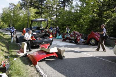 Dobel: 2 Tote und mehrere Schwerverletzte nach Frontalcrash